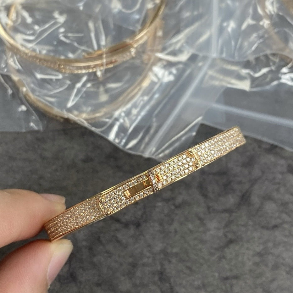 Jewelry Craftsmanship V Gold Plated Microphone Gold High-end Shiny Hand-embellished Full Diamond Button Bracelet CNC European and American Fashion for Men and Women