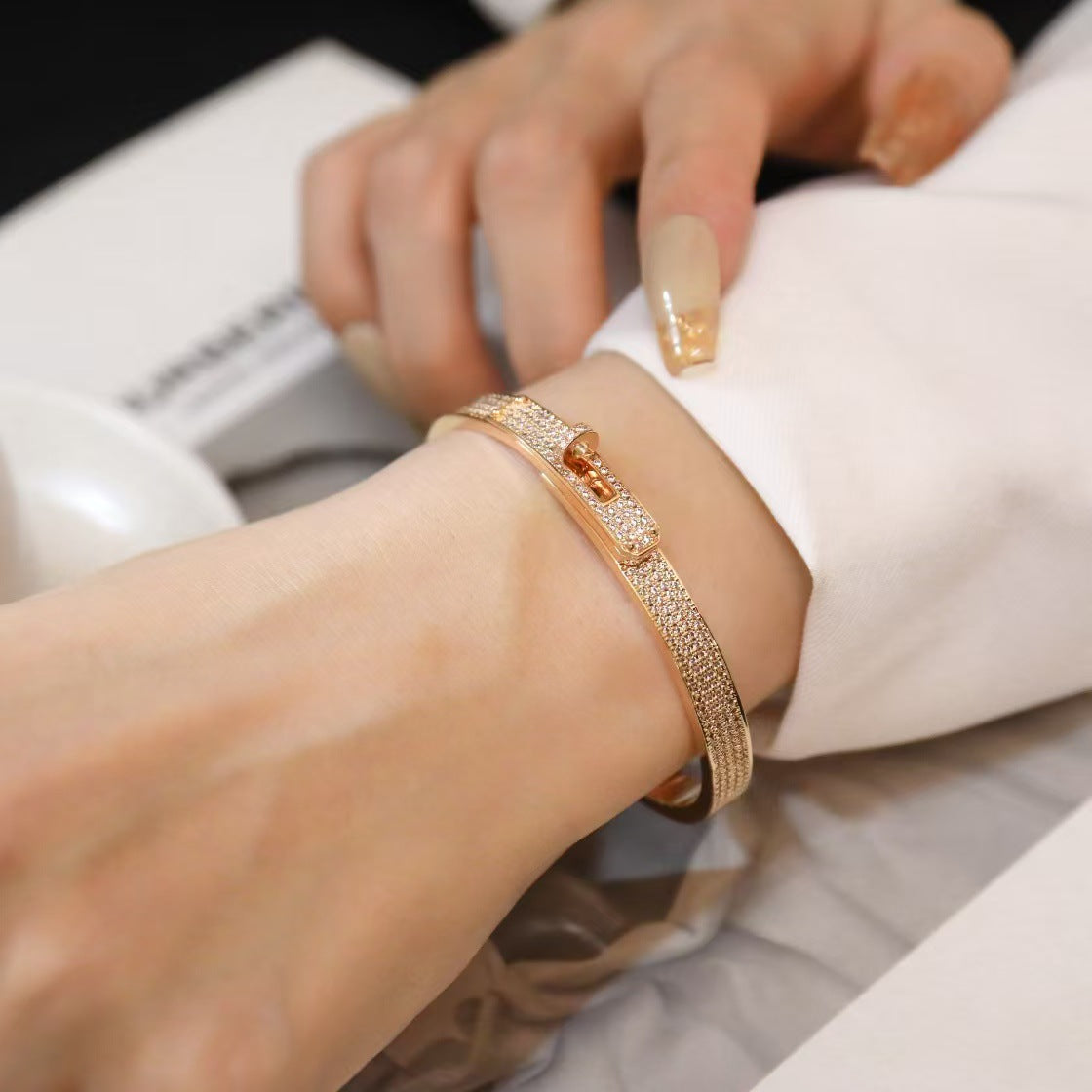 Jewelry Craftsmanship V Gold Plated Microphone Gold High-end Shiny Hand-embellished Full Diamond Button Bracelet CNC European and American Fashion for Men and Women