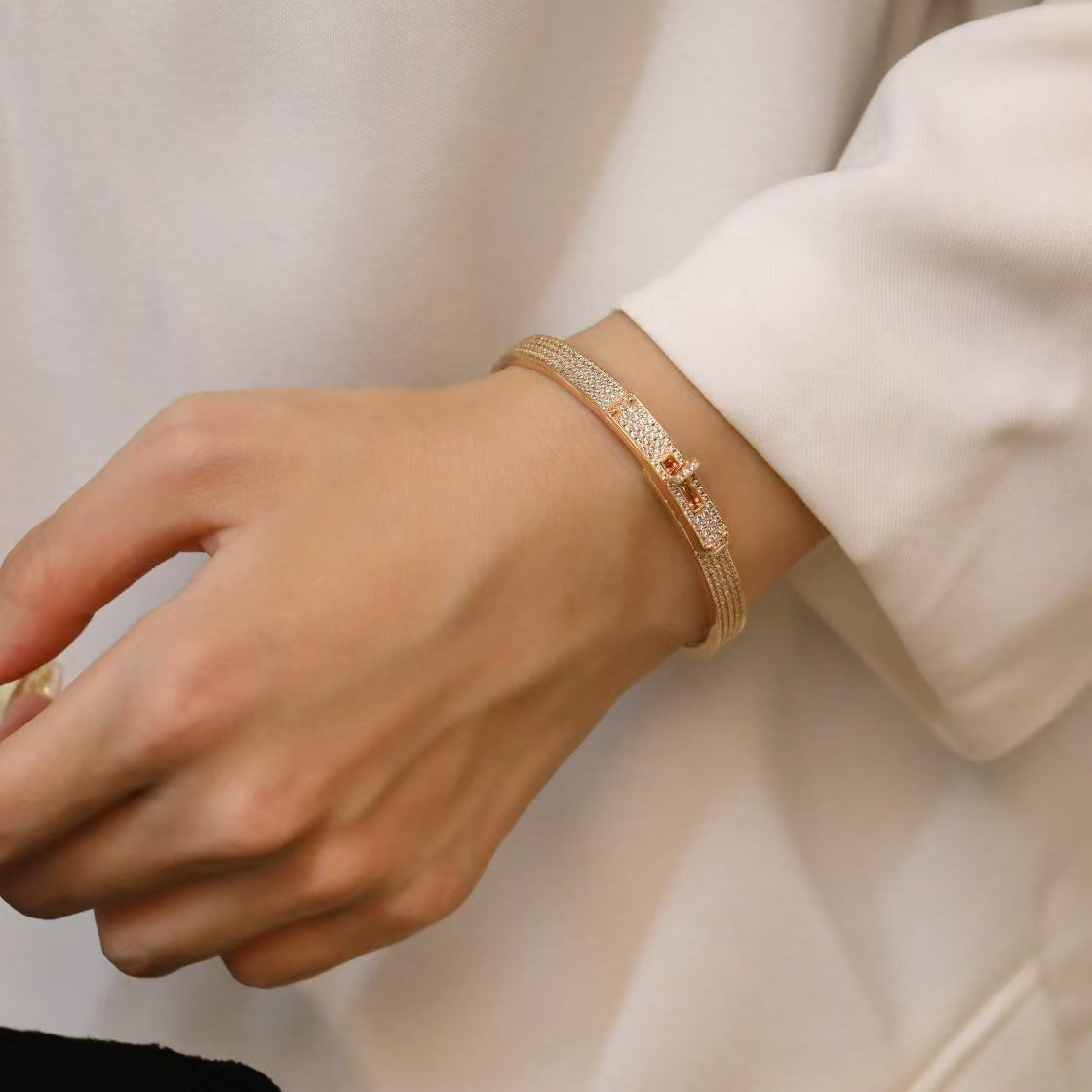 Jewelry Craftsmanship V Gold Plated Microphone Gold High-end Shiny Hand-embellished Full Diamond Button Bracelet CNC European and American Fashion for Men and Women