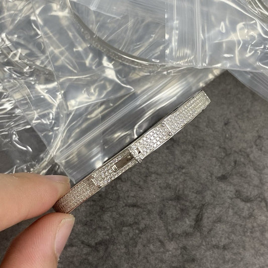 Jewelry Craftsmanship V Gold Plated Microphone Gold High-end Shiny Hand-embellished Full Diamond Button Bracelet CNC European and American Fashion for Men and Women