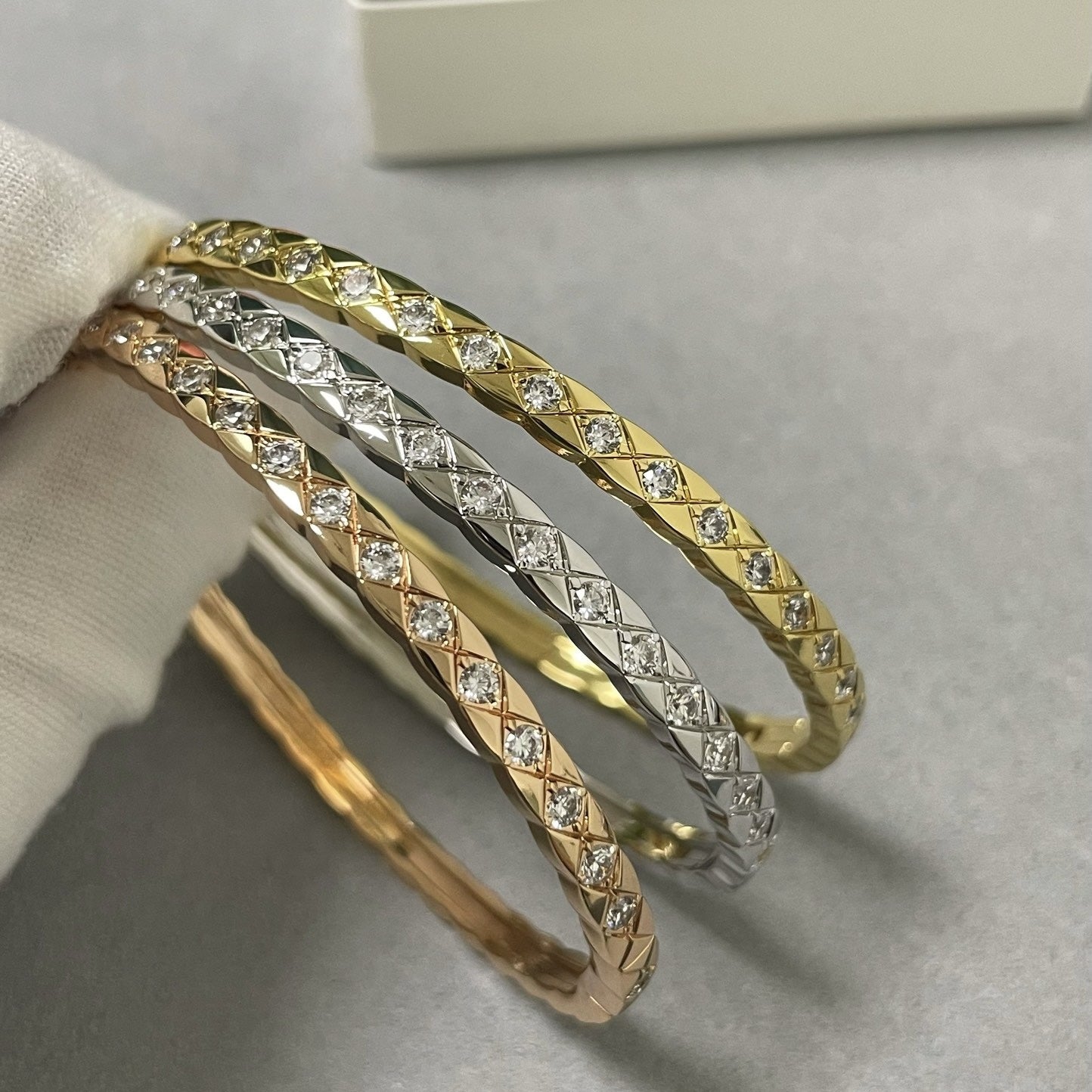 V Gold Plated Fine Version Diamond-Studded Bracelet CNC Hand-inlaid craftsmanship high-end fashion bracelet Girls' gifts