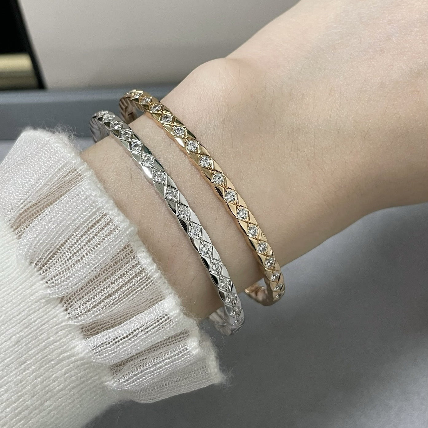 V Gold Plated Fine Version Diamond-Studded Bracelet CNC Hand-inlaid craftsmanship high-end fashion bracelet Girls' gifts